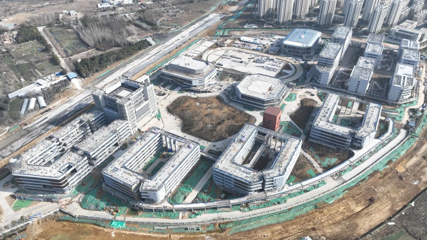 為確保合肥一中淝河校區(qū)項(xiàng)目2024年竣工交付節(jié)點(diǎn)如期完成，迅速掀起春節(jié)后復(fù)工即大干勞動(dòng)熱潮，形成一股緊張快干、提速爭(zhēng)先的濃厚氛圍，2月16日，合肥一中淝河校區(qū)項(xiàng)目召開(kāi)節(jié)后復(fù)工動(dòng)員大會(huì)。會(huì)上，各部門(mén)負(fù)責(zé)人報(bào)告了2023年度收尾工作情況及今年的工作任務(wù)，以月、周為時(shí)間軸線，明確各目標(biāo)節(jié)點(diǎn)，并以圖表的形式對(duì)各勞務(wù)班組負(fù)責(zé)人進(jìn)行全面交底，落實(shí)工作目標(biāo)責(zé)任制，做到責(zé)任到人，切實(shí)做到工作目標(biāo)化，目標(biāo)階段化，階段具體化，具體責(zé)任化。 (2)_副本.jpg